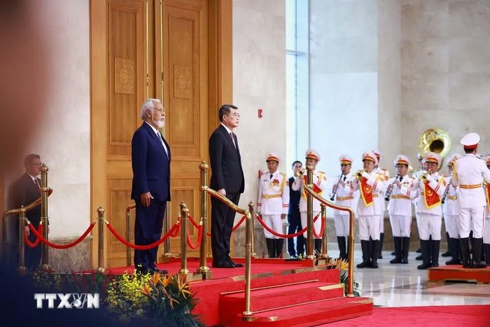 Thủ tướng Lê Minh Hưng và Thủ tướng Timor-Leste Kay Rala Xanana Gusmão nghe quân nhạc cử Quốc thiều hai nước. (Ảnh: Dương Giang/TTXVN)