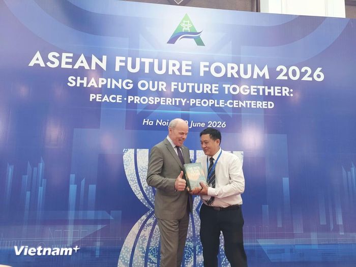 Đại sứ Đặc mệnh toàn quyền Canada tại Việt Nam Jim Nickel cùng nhà văn Nguyễn Xuân Tuấn, tác giả cuốn sách "Con đường tương lai." (Ảnh: Minh Thu/Vietnam+)