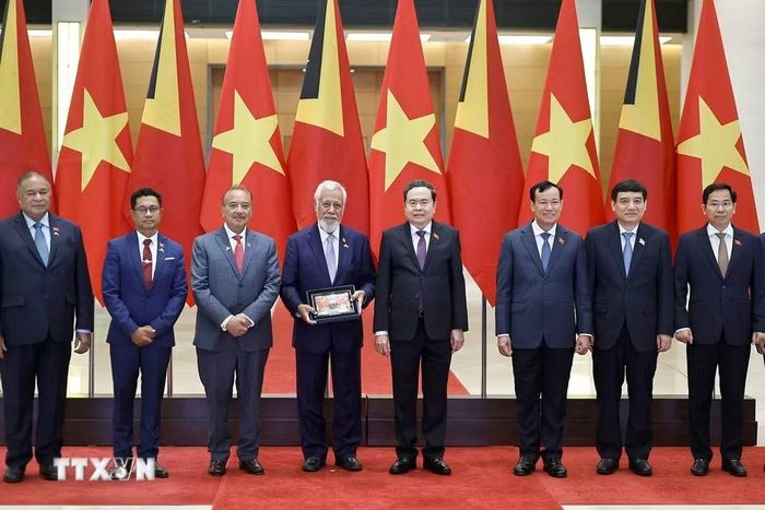 Chủ tịch Quốc hội Trần Thanh Mẫn và Thủ tướng nước Cộng hòa Dân chủ Timor-Leste Kay Rala Xanana Gusmão với các đại biểu. (Ảnh: Doãn Tấn/TTXVN)