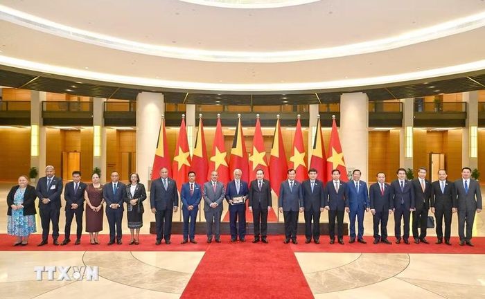 Chủ tịch Quốc hội Trần Thanh Mẫn và Thủ tướng nước Cộng hòa Dân chủ Timor-Leste Kay Rala Xanana Gusmão với các đại biểu. (Ảnh: Doãn Tấn/TTXVN)