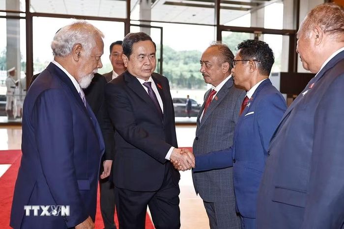 Chủ tịch Quốc hội Trần Thanh Mẫn và Thủ tướng nước Cộng hòa Dân chủ Timor-Leste Kay Rala Xanana Gusmão với đoàn đại biểu Cộng hòa Dân chủ Timor-Leste. (Ảnh: Doãn Tấn/TTXVN)