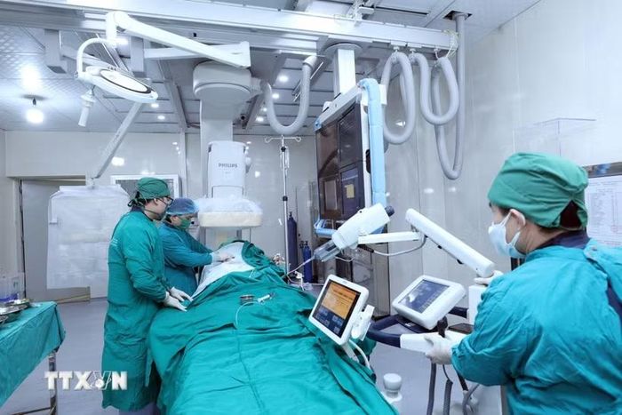 Bác sỹ sử dụng Hệ thống chụp và can thiệp mạch số hóa xóa nền (DSA) hiện đại. (Ảnh: Anh Tuấn/TTXVN)