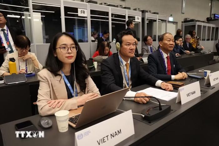 Đại sứ Mai Phan Dũng (ngồi giữa) cùng đoàn Việt Nam tham dự Hội nghị Lao động quốc tế lần thứ 114. (Ảnh: Anh Hiển/TTXVN)