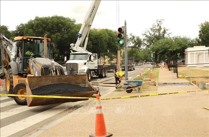 Các công nhân đang sửa chữa, cải tạo vỉa hè nhằm hoàn thiện hạ tầng và bảo đảm mỹ quan khu vực.