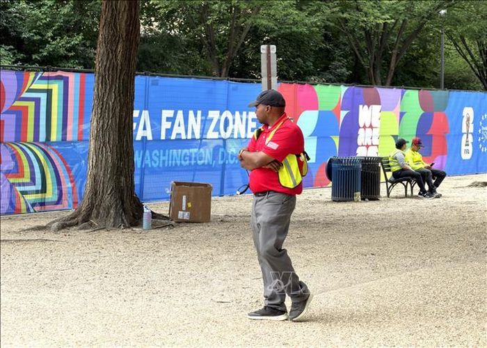 Các tấm biển mang biểu tượng FIFA World Cup 2026 được lắp đặt trong khu vực Fan Zone.