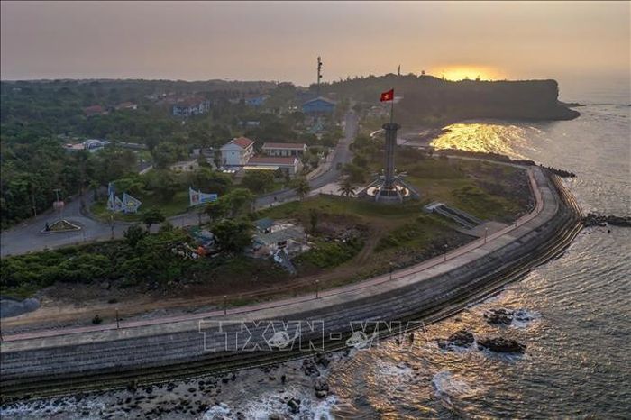 Xây dựng Cồn Cỏ trở thành trung tâm du lịch, dịch vụ gắn với vai trò tiền đồn vững chắc trên biển. Ảnh: TTXVN phát