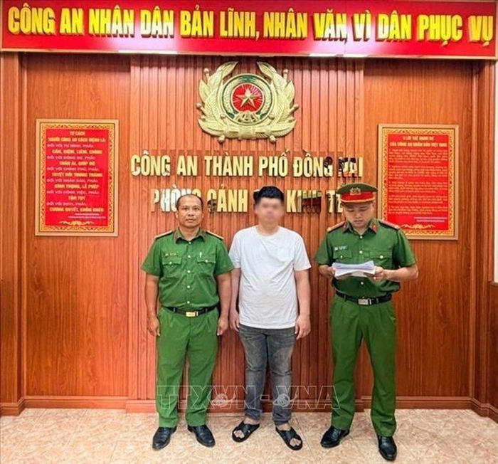 Đối tượng Trần Minh L. tại cơ quan điều tra. Ảnh: TTXVN phát