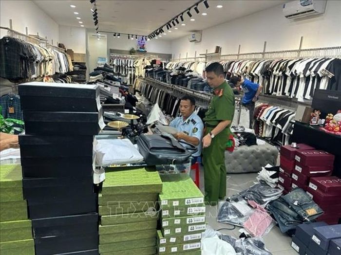 Lực lượng Công an và Quản lý thị trường thành phố Đồng Nai kiểm tra một trong hai cơ sở kinh doanh hàng giả nhãn hiệu. Ảnh: TTXVN phát