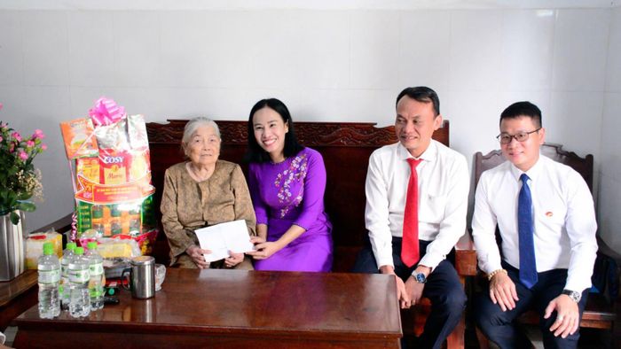 Đại diện Ủy ban Mặt trận Tổ quốc Việt Nam TP Hồ Chí Minh đi thăm và tặng quà cho Mẹ Việt Nam Anh hùng.
