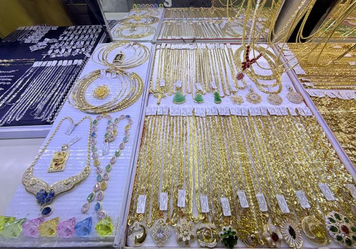 Giá các mặt hàng trang sức cũng giảm giá sâu theo giá vàng miếng SJC. Ảnh: H.T