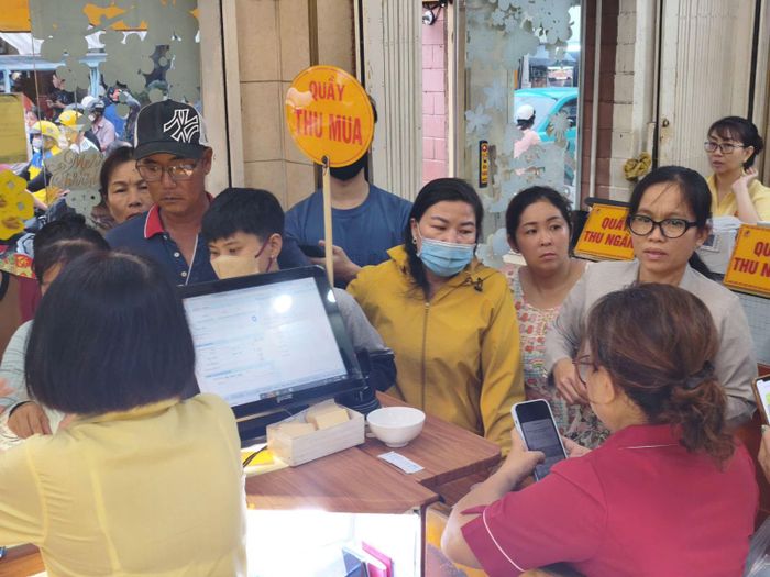 Khá đông người dân đứng chờ tính tiền mua vàng tại các cửa hàng vàng ở TP Hồ Chí Minh. Ảnh: H.T