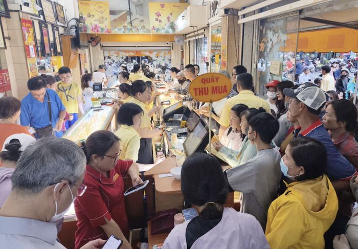 Người dân chờ mua mua vàng tại cửa hàng Mi Hồng, phường Bình Thạnh vào sáng ngày 9/6. Ảnh: H.T