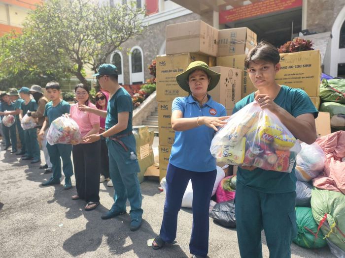 Người dân TP Hồ Chí Minh vận chuyển hàng hóa ủng hộ đồng bào các tỉnh miền Trung, miền Bắc bị ảnh hưởng bởi bão lụt hàng năm.