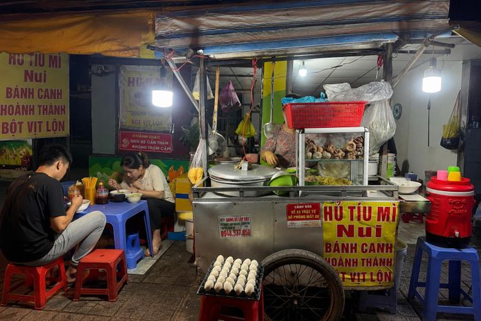Người lao động từ nhiều tỉnh, thành đến TP Hồ Chí Minh mưu sinh bằng nhiều nghề khác nhau, từ phụ hồ, bán hàng rong đến công nhân, từng bước xây dựng cuộc sống và gắn bó với thành phố.