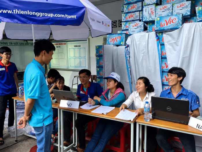 Anh Nguyễn Trọng Hoàng (áo xanh nhạt, bìa trái) đang trò chuyện cùng các sinh viên tình nguyện tham gia Chương trình "Tiếp sức mùa thi".