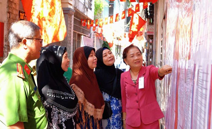 Người dân các dân tộc cùng sinh sống hòa thuận, gắn bó với nhau khi sinh sống tại TP Hồ Chí Minh.