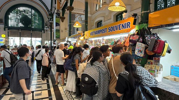 Bưu điện TP Hồ Chí Minh không chỉ là điểm đến du lịch mà là không gian văn hóa, lưu giữ những ký ức, những đặc trưng của thành phố và cũng là nơi du khách nước ngoài tìm tới để gửi đến bạn bè những món quà, thiệp, ảnh đặc trưng văn hóa Việt Nam nói chung và TP Hồ Chí Minh nói riêng.