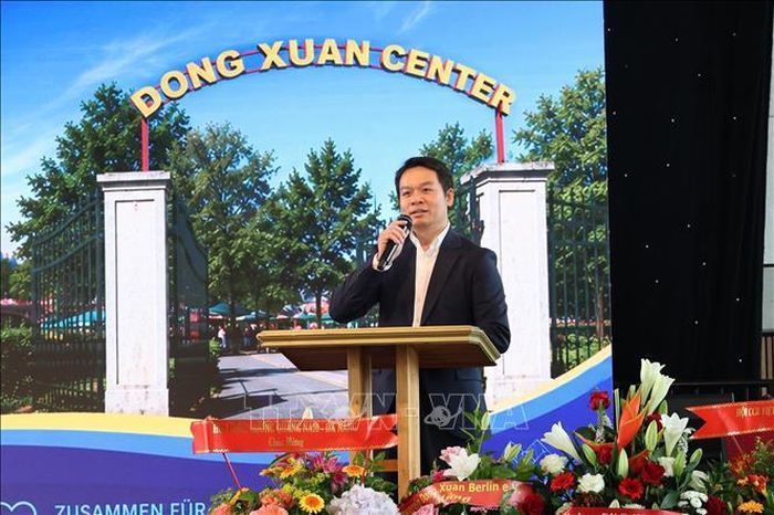 Ông Đồng Thanh Nguyên, Giám đốc điều hành TTTM Đồng Xuân Berlin phát biểu khai mạc. Ảnh: Thu Hằng/PV TTXVN tại Đức