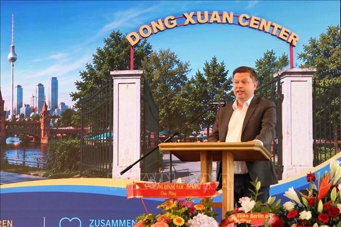 Ông Martin Schaefer, Quận trưởng quận Lichtenberg phát biểu. Ảnh: Thu Hằng/PV TTXVN tại Đức