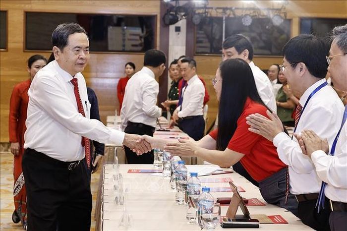 Chủ tịch Quốc hội Trần Thanh Mẫn với đại biểu dự Lễ tôn vinh người hiến máu tình nguyện tiêu biểu toàn quốc năm 2026. Ảnh: Doãn Tấn/TTXVN