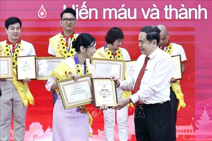 Chủ tịch Quốc hội Trần Thanh Mẫn trao tặng Bằng khen và chứng nhận vinh danh người hiến máu tình nguyện tiêu biểu toàn quốc năm 2026. Ảnh: Doãn Tấn/TTXVN