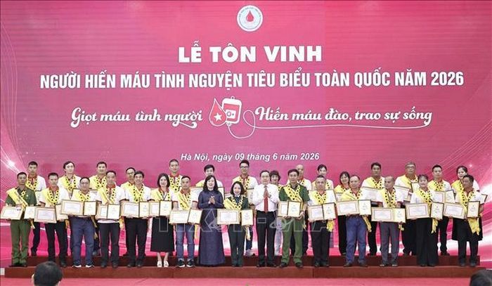 Chủ tịch Quốc hội Trần Thanh Mẫn và Bộ trưởng Y tế Đào Hồng Lan trao tặng Bằng khen và chứng nhận vinh danh người hiến máu tình nguyện tiêu biểu toàn quốc năm 2026. Ảnh: Doãn Tấn/TTXVN