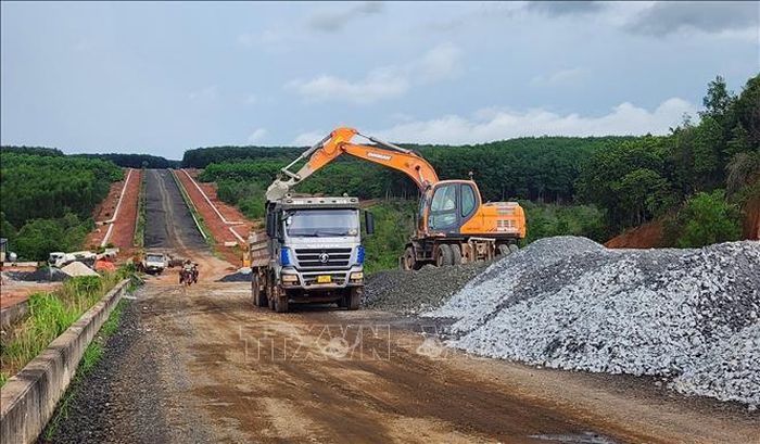 Những ngày đầu tháng 6, trên công trường dài khoảng 8km với lộ giới 42m, hàng chục phương tiện cơ giới hoạt động liên tục từ sáng đến đêm.