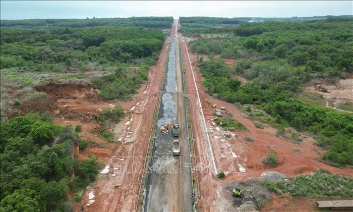 Dù nguồn vật liệu đá khan hiếm nhưng các nhà thầu vẫn duy trì thi công liên tục, đồng thời chủ động tìm kiếm thêm nguồn vật liệu và tăng cường phương tiện vận chuyển để bảo đảm tiến độ cam kết.