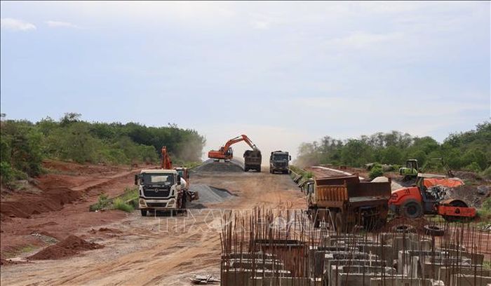 Xe ben, xe cuốc hoạt động tấp nập, tập kết vật liệu xây dựng trên công trường dự án đường từ Trung tâm hành chính huyện Đồng Phú (cũ) đến Khu quy hoạch Công nghiệp - Thương mại - Dịch vụ Becamex Bình Phước.