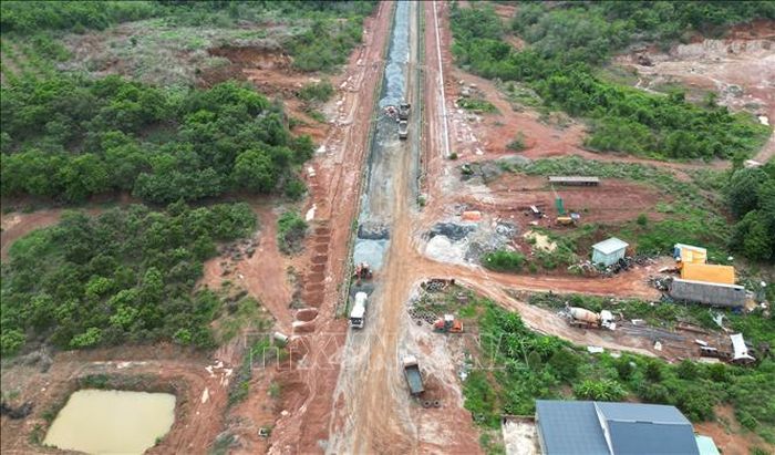 Trong số các dự án đang triển khai, tuyến đường từ Trung tâm hành chính huyện Đồng Phú (cũ) đến Khu quy hoạch Công nghiệp - Thương mại - Dịch vụ Becamex Bình Phước được xem là công trình trọng điểm, giữ vai trò kết nối hạ tầng giao thông và mở rộng không gian phát triển công nghiệp của địa phương.