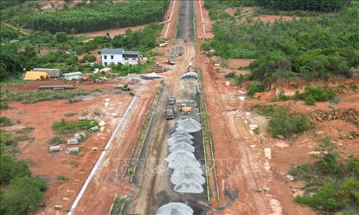 Khối lượng thực hiện dự án tuyến đường kết nối Trung tâm hành chính huyện Đồng Phú (cũ) với Khu quy hoạch Công nghiệp - Thương mại - Dịch vụ Becamex Bình Phước hiện đạt khoảng 80-90%.