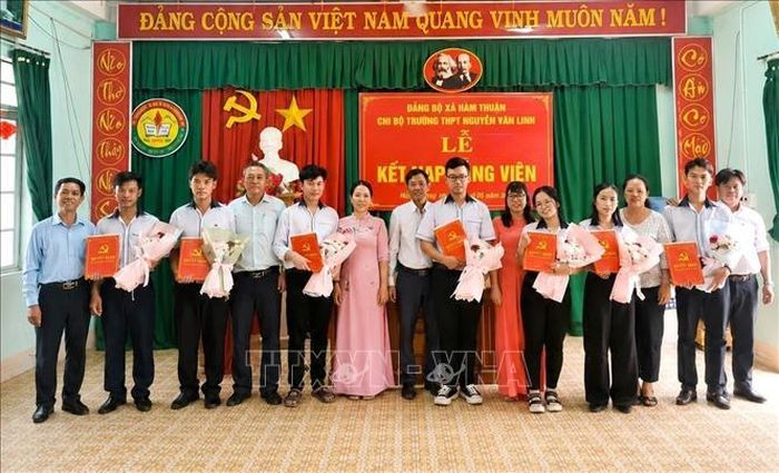Năm học 2025 - 2026, trường Trung học phổ thông Nguyễn Văn Linh, xã Hàm Thuận, tỉnh Lâm Đồng tổ chức kết nạp Đảng cho 7 học sinh ưu tú. Ảnh: TTXVN phát
