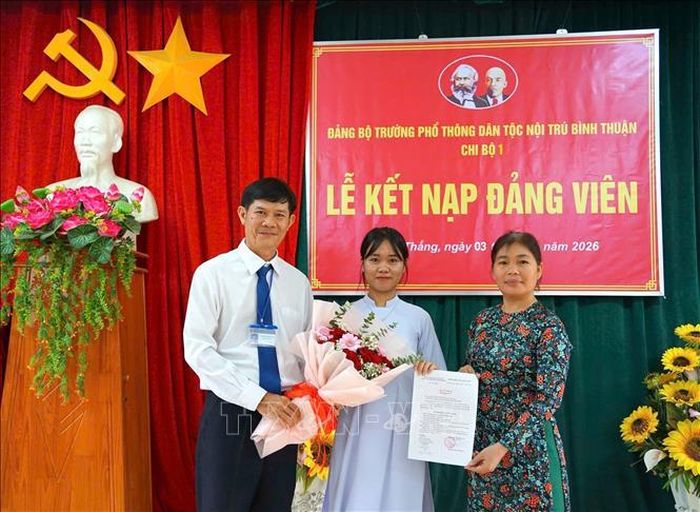 Em K Thị Xuân Lành, học sinh lớp 12, Trường Phổ thông Dân tộc Nội trú (phường Hàm Thắng, tỉnh Lâm Đồng) vinh dự khi được kết nạp Đảng ở tuổi 18. Ảnh: Hồng Hiếu/TTXVN