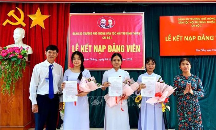Ba đoàn viên, học sinh ưu tú của Trường Phổ thông Dân tộc Nội trú, phường Hàm Thắng, tỉnh Lâm Đồng được kết nạp Đảng. Ảnh: Hồng Hiếu/TTXVN