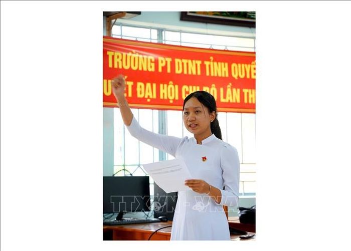 Đảng viên trẻ Nguyễn Trần Diễm Phúc, học sinh Trường Phổ thông Dân tộc Nội trú tuyên thệ tại lễ kết nạp. Ảnh: Hồng Hiếu/TTXVN