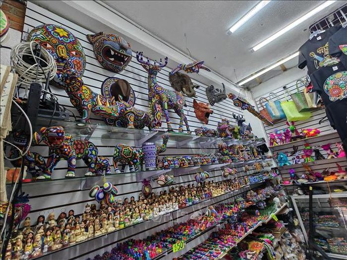 Những tác phẩm nghệ thuật thủ công truyền thống Huichol được chế tác tỉ mỉ từ hạt cườm và sợi chỉ nhiều màu sắc, thu hút sự quan tâm của du khách quốc tế.