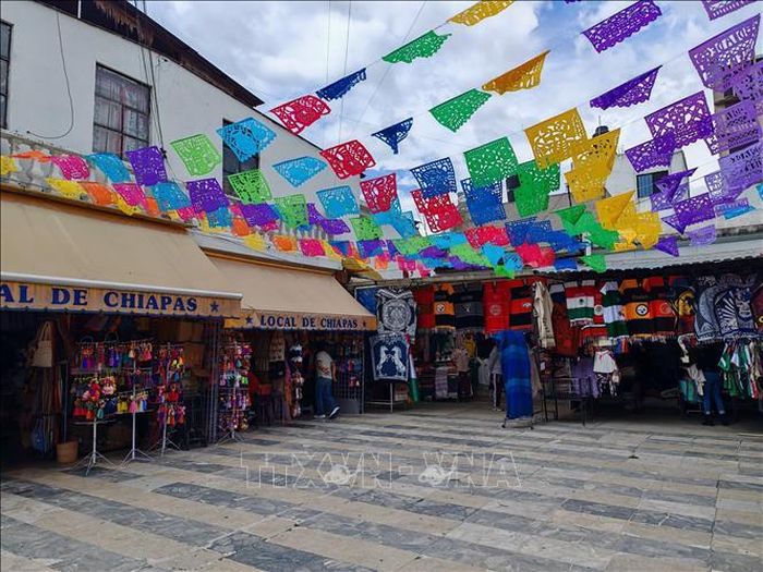 Các cửa hàng bán đồ thủ công truyền thống bên trong chợ La Ciudadela, thủ đô Mexico City.