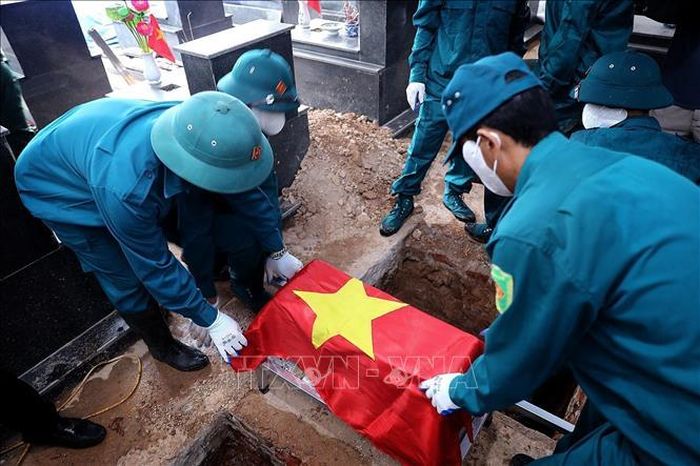 Công tác đưa hài cốt liệt sĩ được tiến hành trang trọng, trang nghiêm.