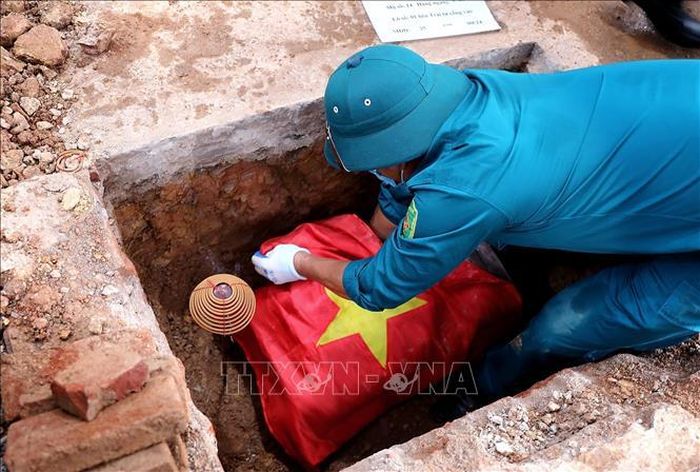Công tác đưa các hài cốt liệt sĩ về phần mộ được tiến hành trang nghiêm.