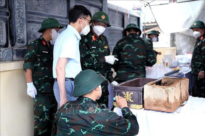 Các lực lượng chức năng thường xuyên trao đổi nghiêm ngặt qua từng khâu lấy mẫu ADN hài cốt liệt sĩ.