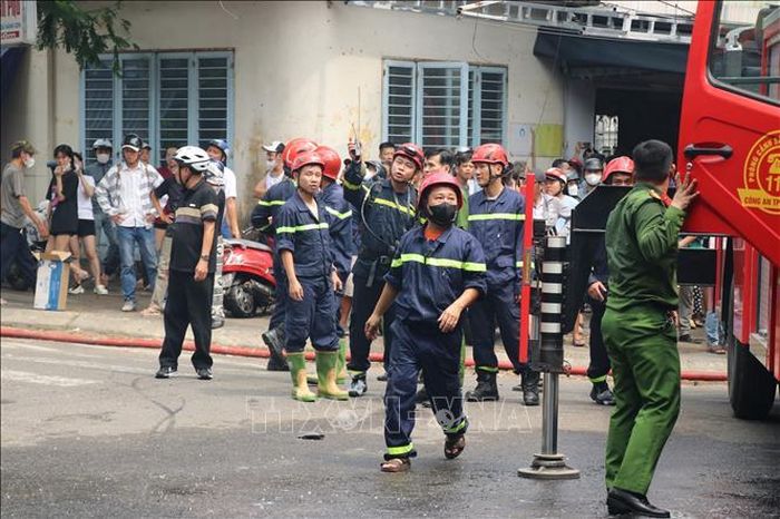 Lực lượng Cảnh sát Phòng cháy, chữa cháy và Cứu nạn, cứu hộ (Công an thành phố Đà Nẵng) khẩn trương dập tắt đám cháy tại quán karaoke trên đường Châu Thị Vĩnh Tế, thành phố Đà Nẵng.