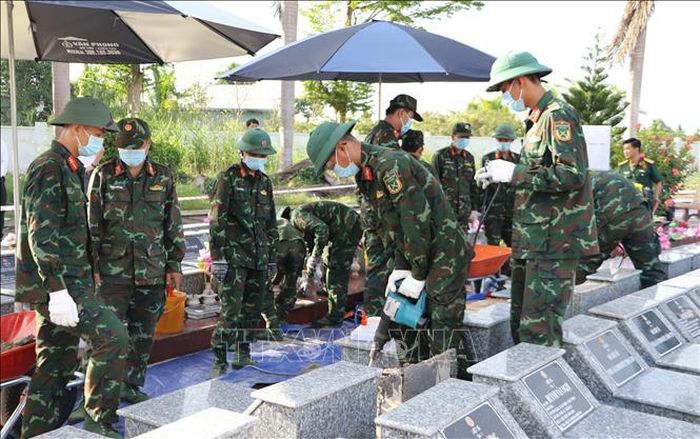 Lực lượng lấy mẫu hài cốt liệt sĩ thực hiện nhiệm vụ tại Nghĩa trang liệt sĩ Châu Thành (xã Phú Hựu).