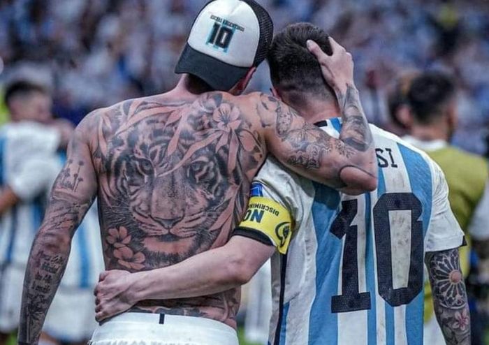 Cầu thủ Rodrigo De Paul (trái) và Lionel Messi của Argentina với những hình xăm lớn trên người. Ảnh: X