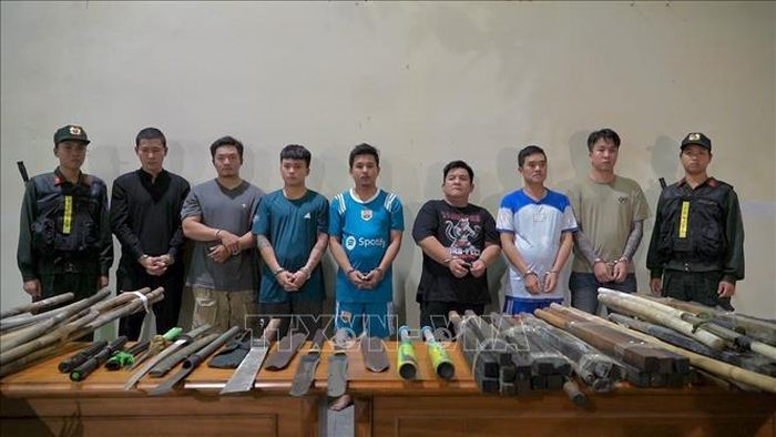 Các đối tượng tại cơ quan Công an và hung khí bị thu giữ. Ảnh: TTXVN phát