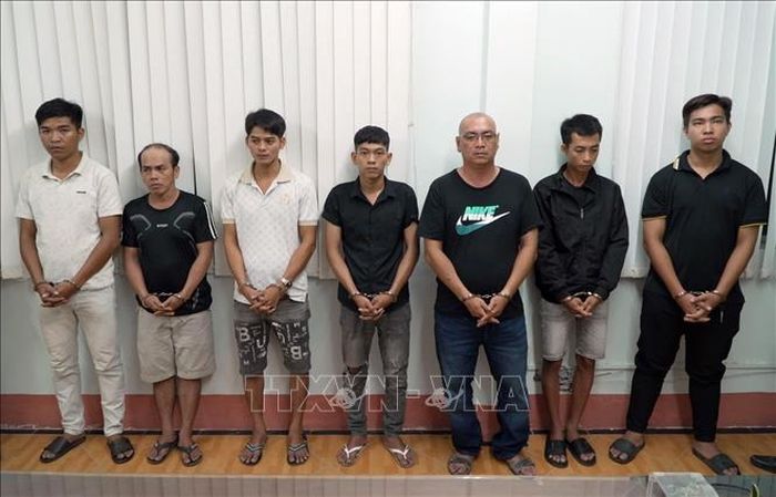 Cơ quan điều tra tống đạt quyết định tố tụng đối với các bị can. Ảnh: TTXVN phát