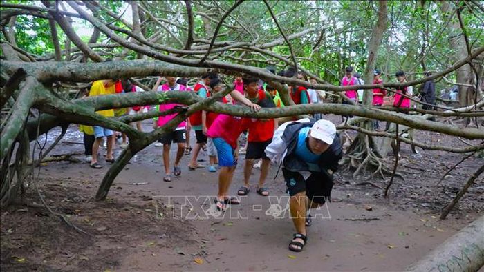 Học sinh tham gia về nguồn tại Di tích lịch sử Giàn Gừa.