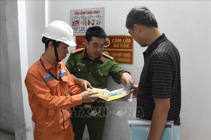 Công nhân EVNHANOI,phối hợp cùng Cảnh sát PCCC tuyên truyền phòng chống cháy nổ,sủ dụng điện an toàn.