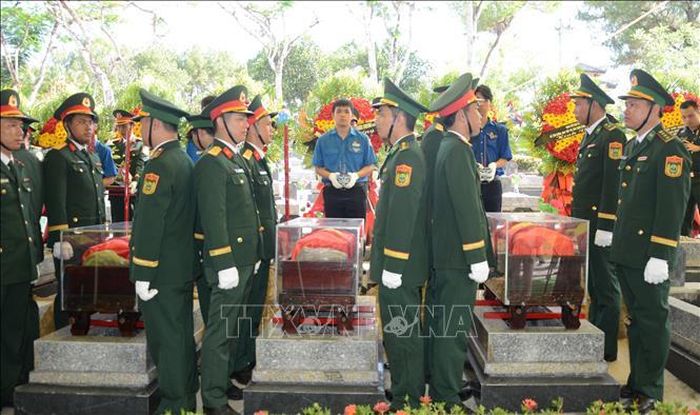 Nghi thức an táng hài cốt liệt sĩ quân tình nguyện và chuyên gia Việt Nam hy sinh trên chiến trường nước bạn Lào tại Nghĩa trang Liệt sĩ thành phố Huế. Ảnh minh họa: Văn Dũng/TTXVN
