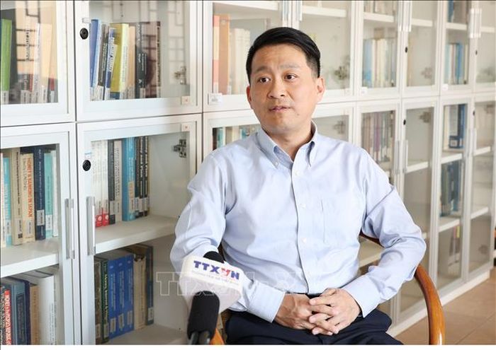 Giáo sư Khúc Cường, Đại học Dân tộc Trung ương Trung Quốc, chuyên gia bình luận CGTN trả lời phóng viên TTXVN tại Trung Quốc. Ảnh: Quang Hưng/PV TTXVN tại Trung Quốc.