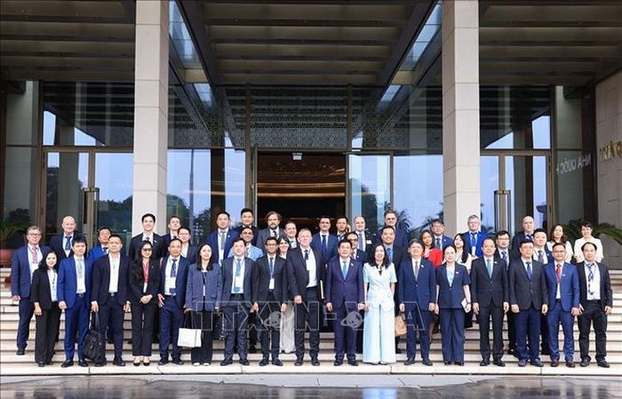 Phó Chủ tịch Quốc hội Nguyễn Hồng Diên với các đại biểu. Ảnh: Tuấn Anh/TTXVN